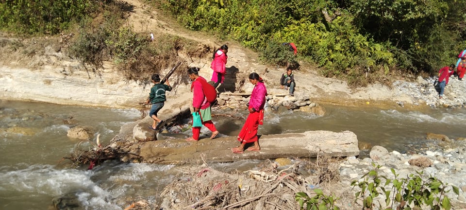 देउथलाको पुल भत्किदा सुर्नया नदिमा जोखिम मोलेर यात्रा